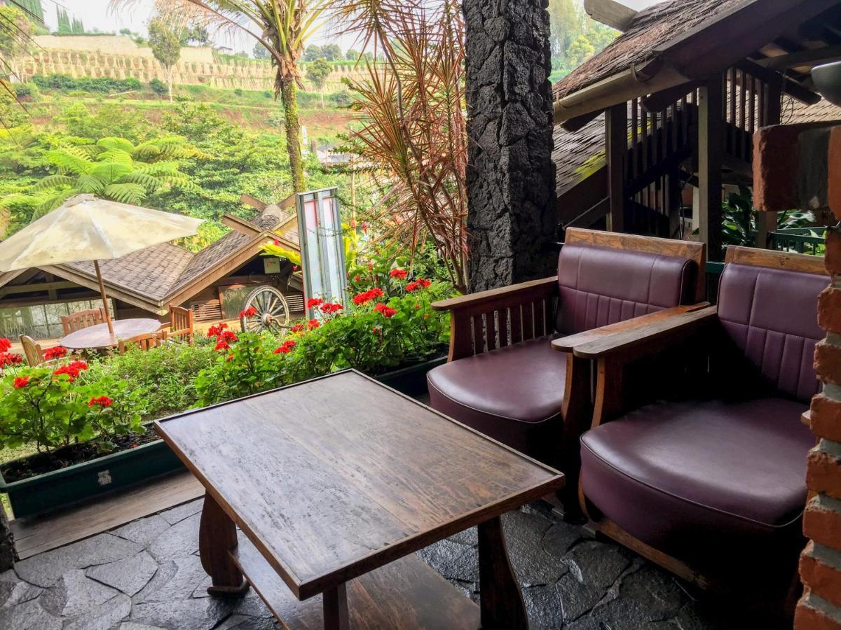 Rumah Stroberi Organic Farm & Family Lodge Lembang Exterior photo
