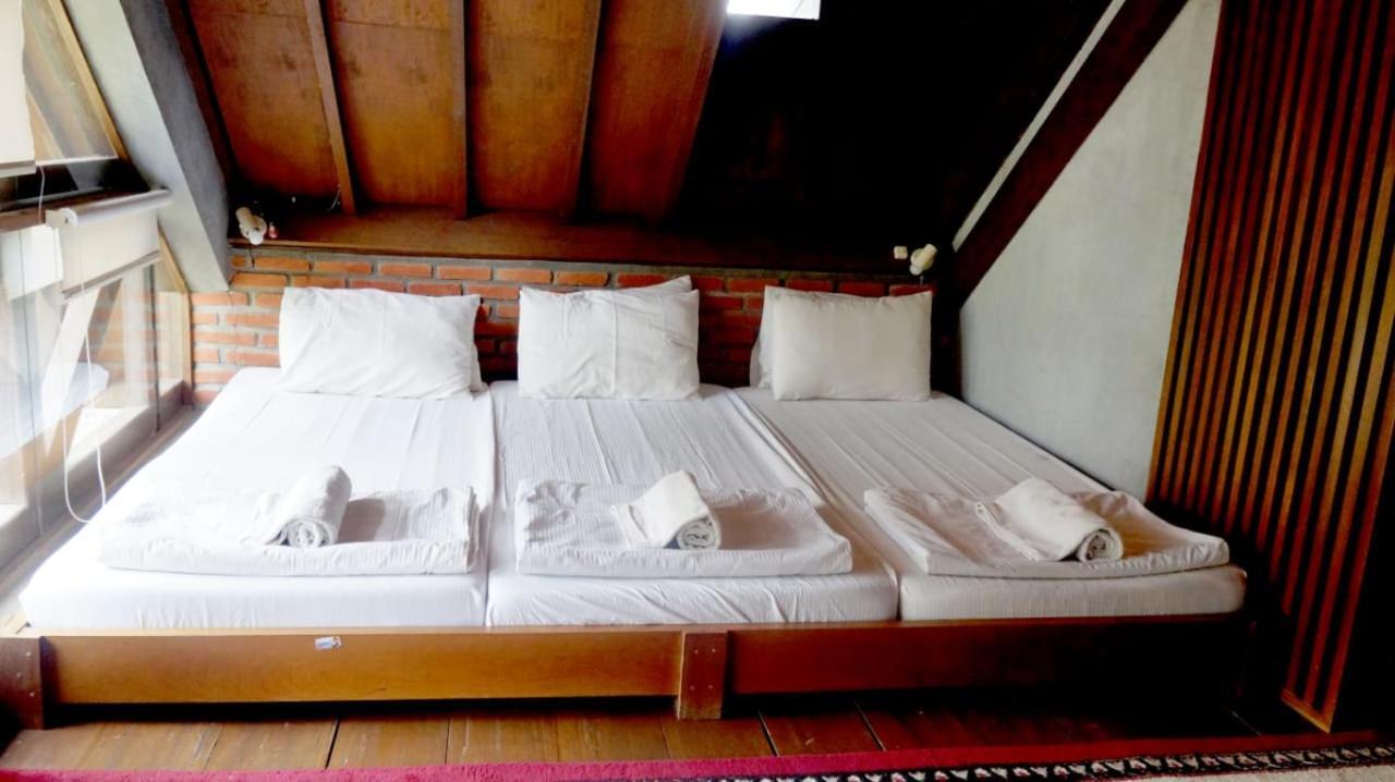 Rumah Stroberi Organic Farm & Family Lodge Lembang Exterior photo